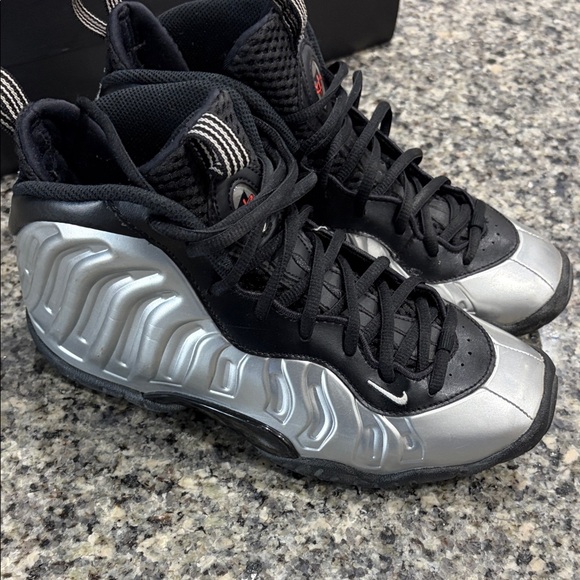 Nike Kids Sneakers Black Silver - Picture 10 of 13